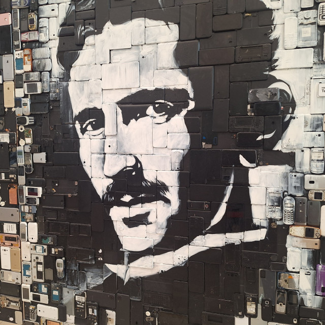 Videné dnes na vlastné oči by Jozef Stančík-vytvorené z recyklovaných telefonov