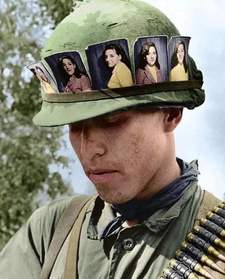 Nemám rada keď niekto romantizuje akúkoľvek vojnu. Ale toto je krásne...V máji 1968 zachytil fotograf v základnom tábore Củ Chi v Južnom Vietname amerického vojaka s páskou na prilbe zdobenou fotografiami jeho priateľky
