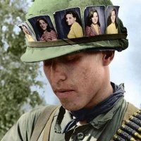 Nemám rada keď niekto romantizuje akúkoľvek vojnu. Ale toto je krásne...V máji 1968 zachytil fotograf v základnom tábore Củ Chi v Južnom Vietname amerického vojaka s páskou na prilbe zdobenou fotografiami jeho priateľky