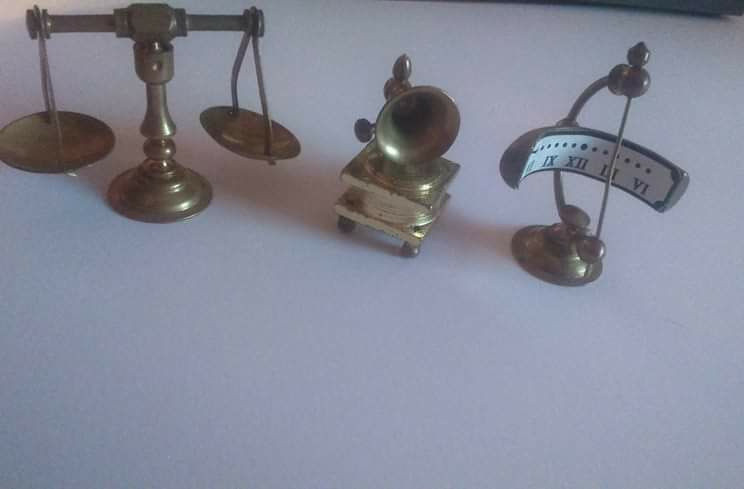 Pamätám si, ako som ako malá pozerala do toho výkladu a bola uchvátená týmito mini vecičkami. V podstate ma práve toto inšpirovalo, aby som začala vyrábať miniatúry. A po rokoch...nečakane... mi ich venoval ON