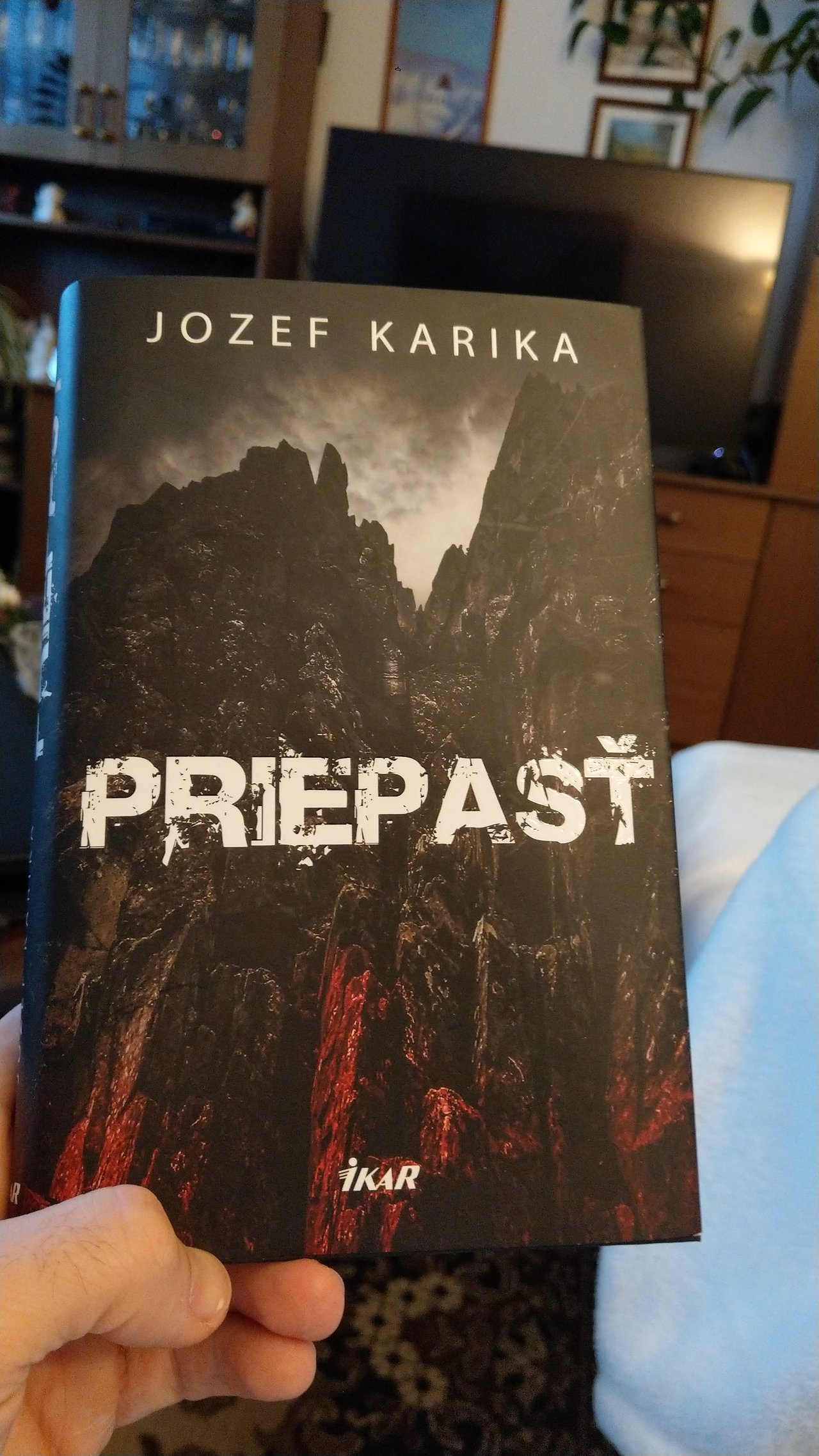 pozriem vonku, dážd, hmla, otočim sa lahnem a otvaram knižku...
