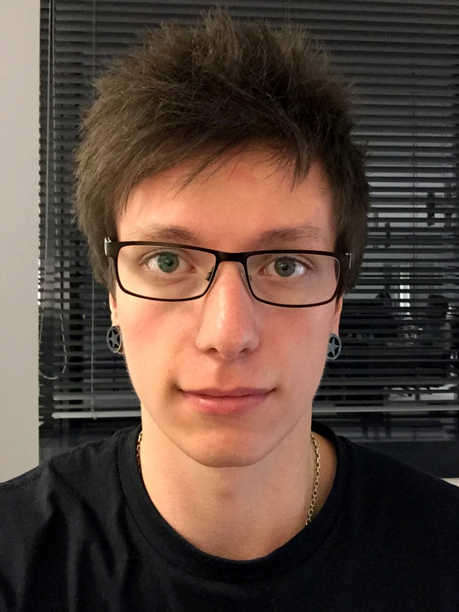 Aké mám krivé uši pekne to vidno na okuliaroch :-D