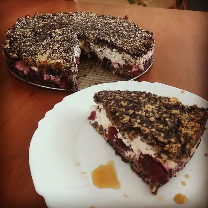 Ďalší pokus o fit koláč :) Tentokrát makovo - tvarohovo - čerešňový :)