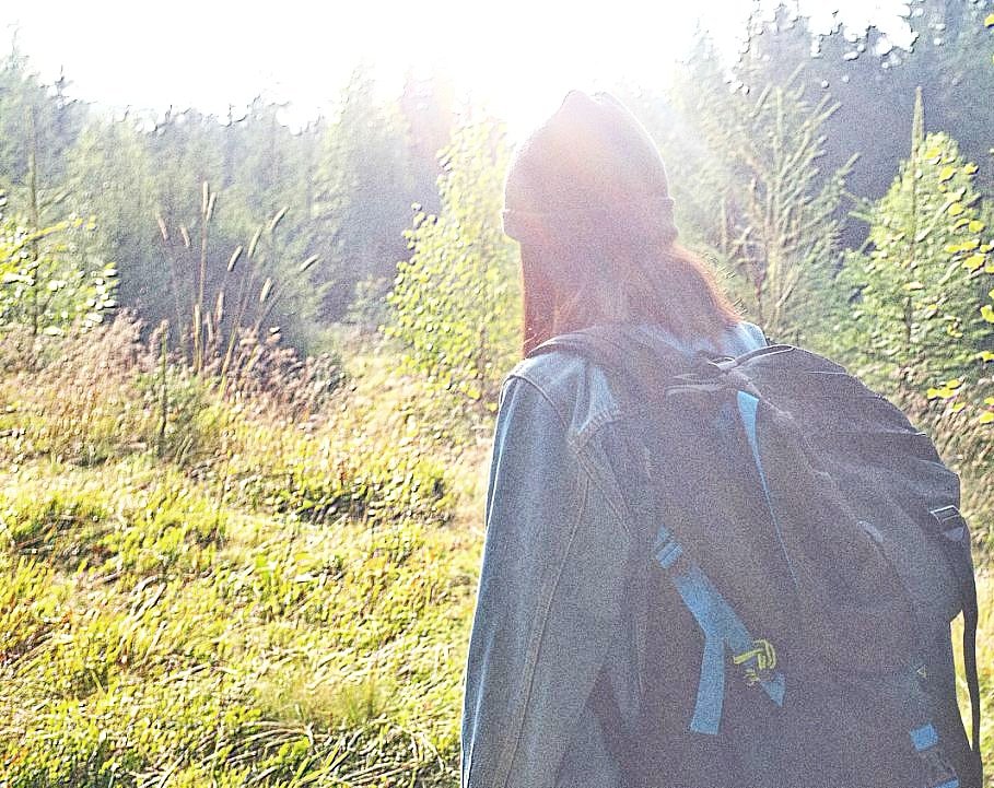 Niekde medzi lúkou a lesom. A teraz sedím doma