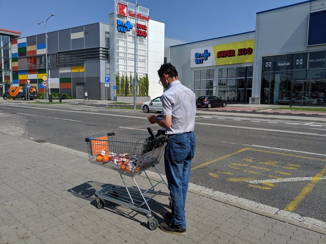 A nech len hlúposti nepridavam...tu môžte sledovať druh nákupčík vozíkový vo svojom neprirodzenom prostredi