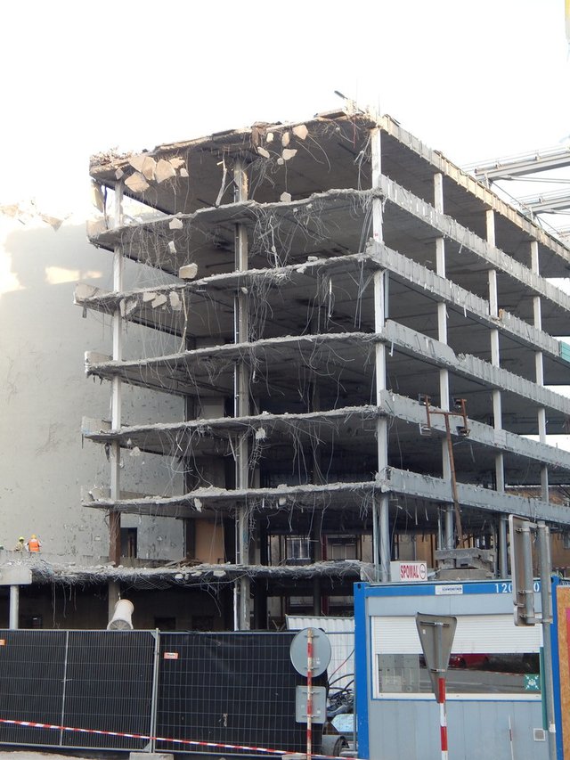 R.I.P. Apollo Business centrum v Bratislave...všetko veľmi veľmi veľmi TENUČKÉ