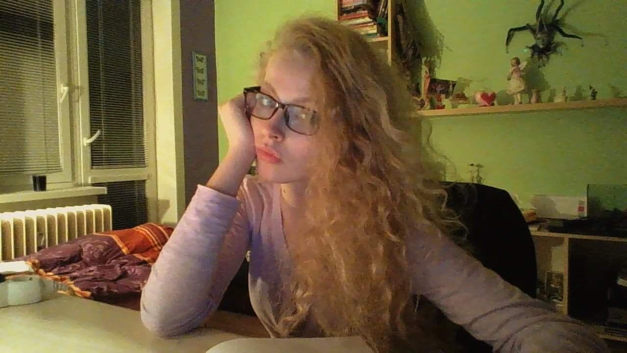 Toto je Kristína.
Mohla ísť už dávno spať keby nezanedbávala pri počítaní disociácie do druhého stupňa.
Buď múdry.
Nebuď ako Kristína