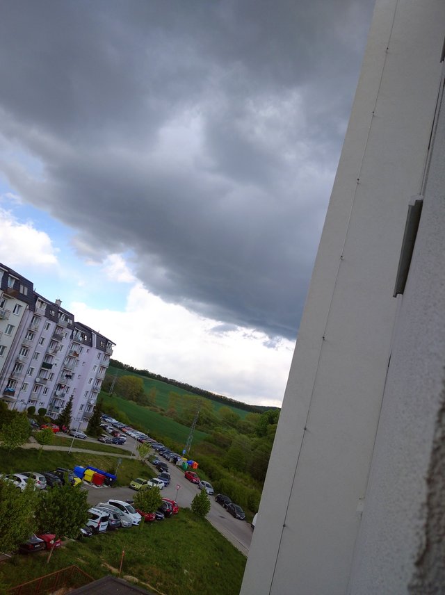 Zajtra idem do prace dnes mam ešte voľný deň a ja neviem, či mám ísť von alebo nie. Ten mrak je... 