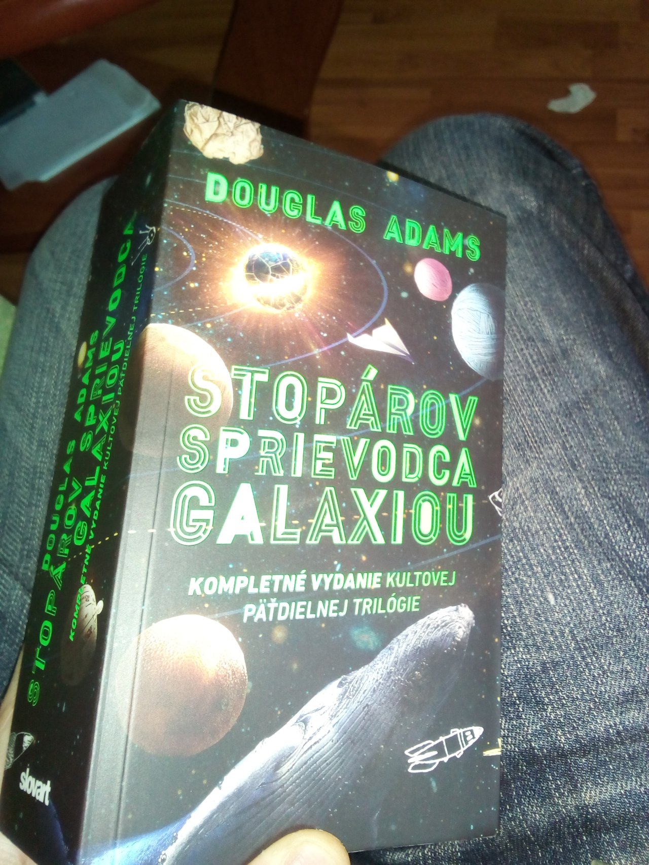 No nekúpil to, keď v kníhkupectve robí dievča, ktoré sa podobá na moju spolužiačku, o ktorej som si myslel, že ju milujem. Bu