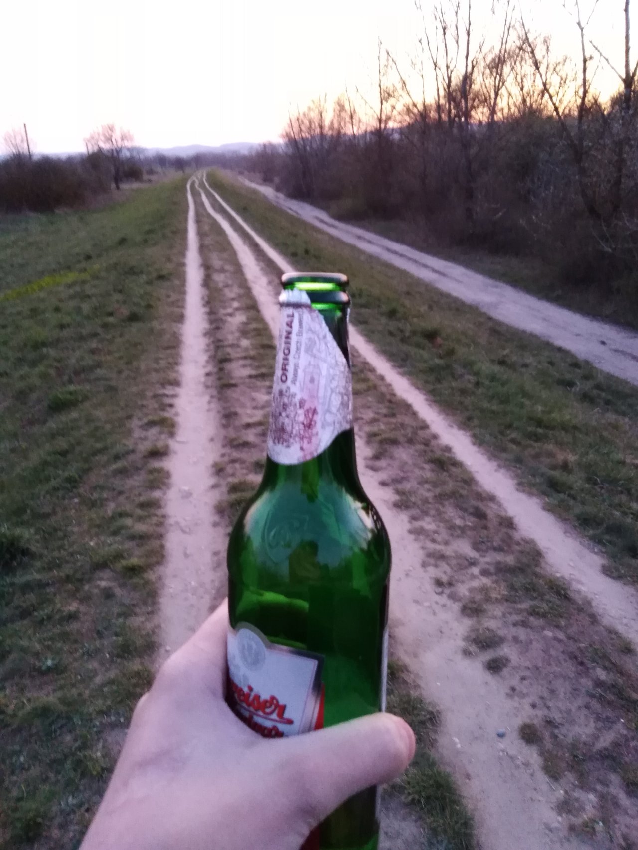 Oslava zajtrajších narodenin prebieha úplne popi**. 