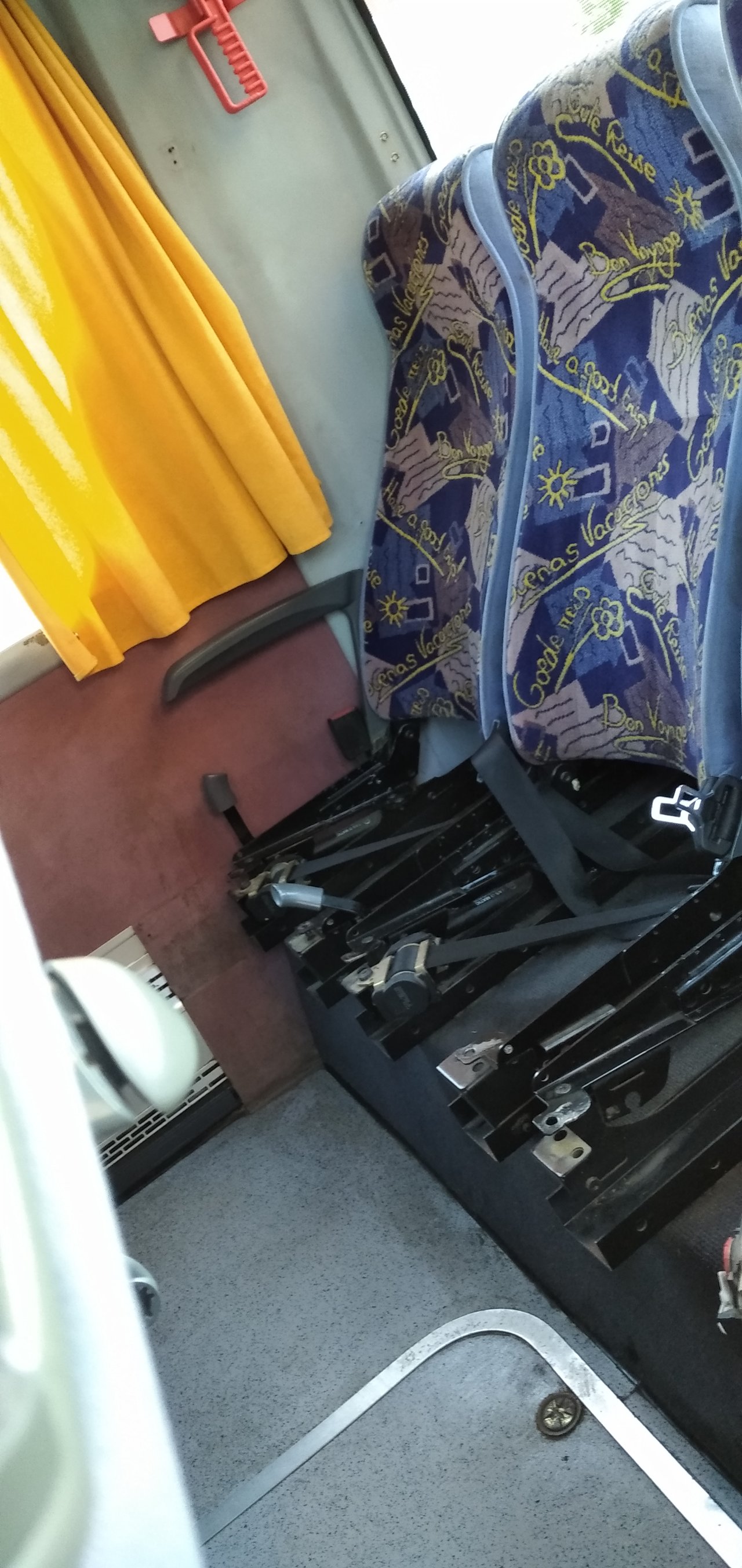 Tak ideme z nočnej firemným autobusom. 