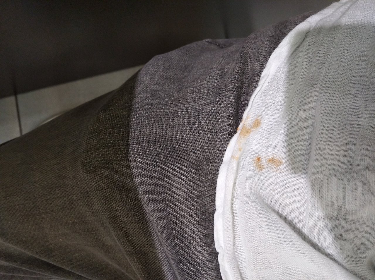 Ojebal som si svoju Seksi bielu košeľu klobásou. Myslíte, že to pôjde oprať? 