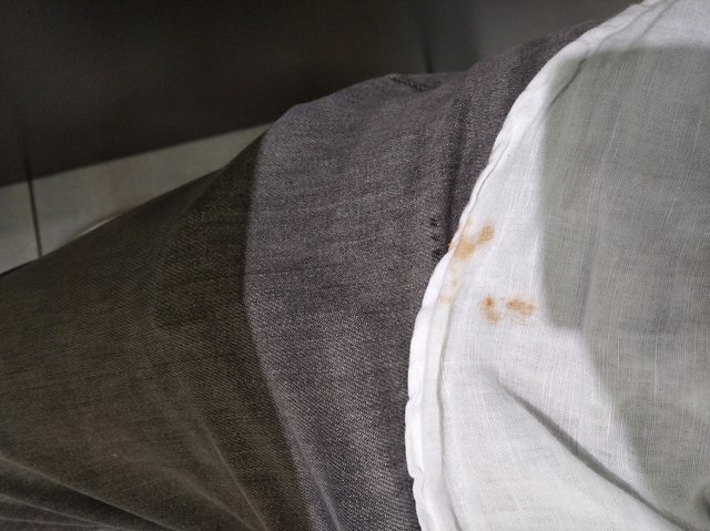 Ojebal som si svoju Seksi bielu košeľu klobásou. Myslíte, že to pôjde oprať? 