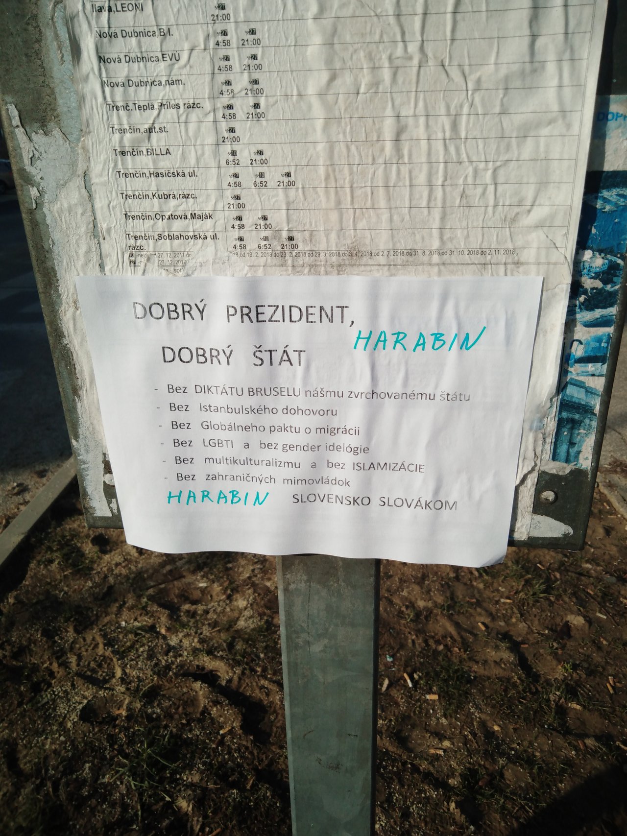 Skoro som na zastávke vygrcal tie tri hlty parížskeho šalátu. 