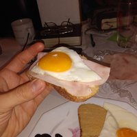 Málokto vie, že to, čo vidíte na fotografii, je v skutočnosti to, o čo sa pekári snažia už desaťročia. Totiž chlieb, ktorý by po odkrojení vyzeral takto. Nie obyčajný suchý, ktorý treba vylepšovať. Ale hotový, len zjesť. Každý plátok dokonalý. 
