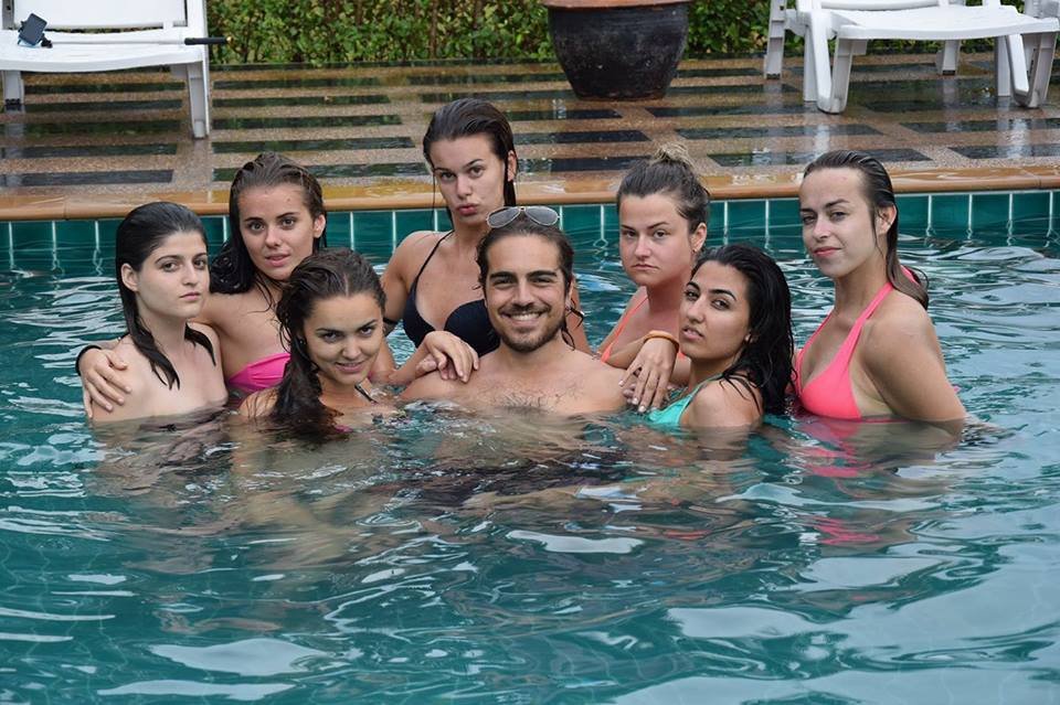 keď sme prišli na Krabi a zistili, že naše ubytko cez airbnb je superfancy a máme ho celé len pre seba, spravili sme z nášho pošahaného Taliana šťastného muža(tie fejsy nie sú úplne prirodzené:D) hej a prepáčte, že postujem fotky po dvoch mesiacoch, ale m