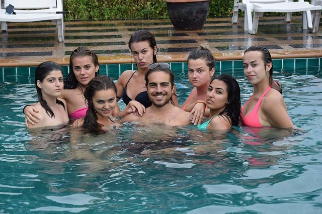 keď sme prišli na Krabi a zistili, že naše ubytko cez airbnb je superfancy a máme ho celé len pre seba, spravili sme z nášho pošahaného Taliana šťastného muža(tie fejsy nie sú úplne prirodzené:D) hej a prepáčte, že postujem fotky po dvoch mesiacoch, ale m