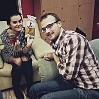 S manzelom a okatymi kolenami
