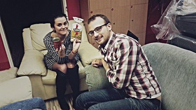 S manzelom a okatymi kolenami