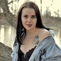 Na tejto fotke je aj moja plochá hriď, aj moja jazva na krku, aj vlasy v tvári, takže ma vystihuje dokonalo