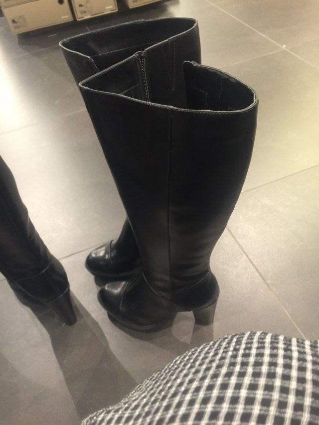 Preco tie cizmy vyzeraju ze v nich stoji iny clovek ?! To iba mna to tak desi? :D hah