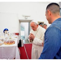„Niektorí povedia: sú vinní. Ja odpovedám Ježišovým slovom: kto je bez viny, nech prvý hodí kameň. Pozrime sa do svojho vnútra a snažme sa vidieť naše viny. Vtedy sa naše srdce stane ľudskejším.“
