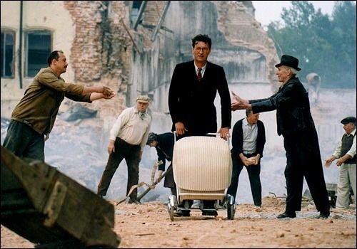 Kto nerobí nič pre druhých, nerobí nič pre seba.
(J. W. von Goethe; foto z filmu: Musíme si pomáhat