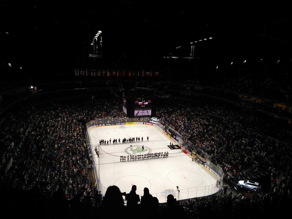 Zo vcerajsieho hokeja. 
Prehrali sme, ale ta atmosfera stoji za to. Plna arena slovenskych fanusikov <3