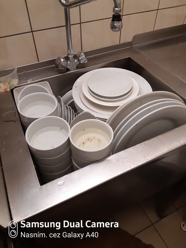 Dneska som si takto pekne naložila umývadlo pri umyvačke v reštike .. 
#Full