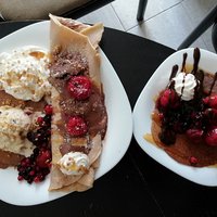 Pre neho a pre nu <3 Cukrovka na tanieroch. Zmrzka sa roztopila skor ako som stihla odfotit ale nak. 