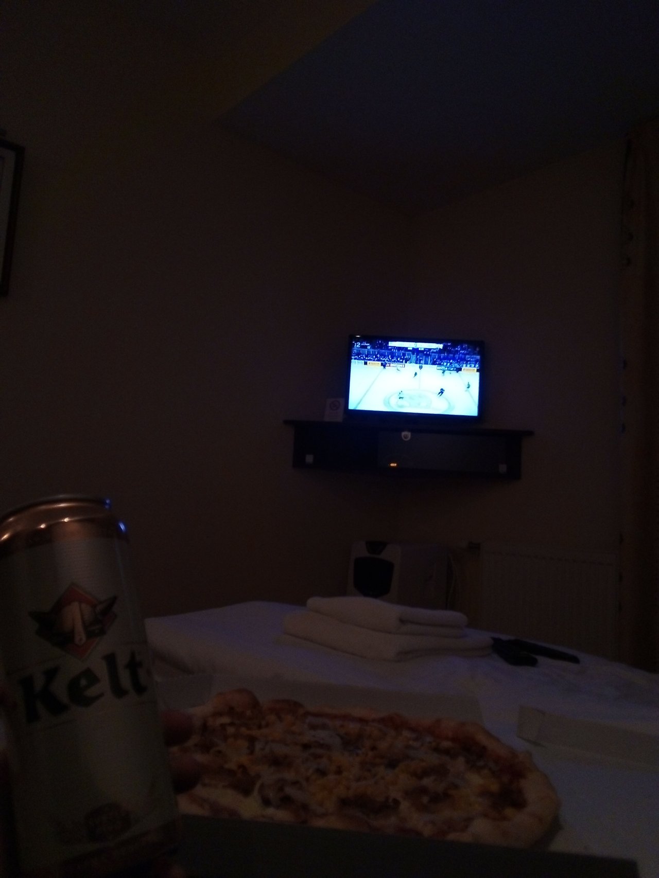 Kebab pizza, hokej, pivo mňam do piči. 
