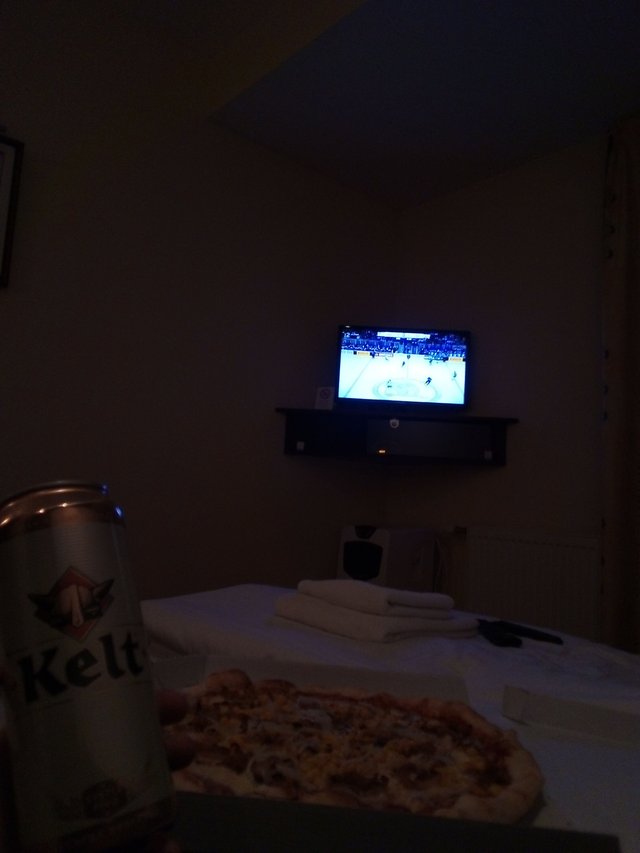 Kebab pizza, hokej, pivo mňam do piči. 