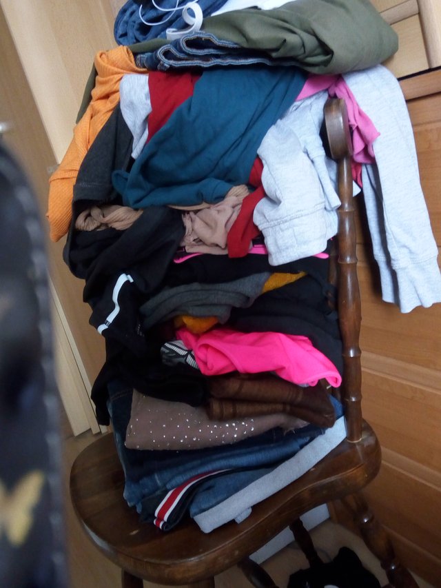 Stoličková výzva. Odfoť svoju zapratanú stoličku + otázka, mala by som to upratať? Hviezdičkujte áno-nie