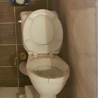 (pozn. wc je síce špinavé len od prerábky ale prvý dojem je všelijaký)