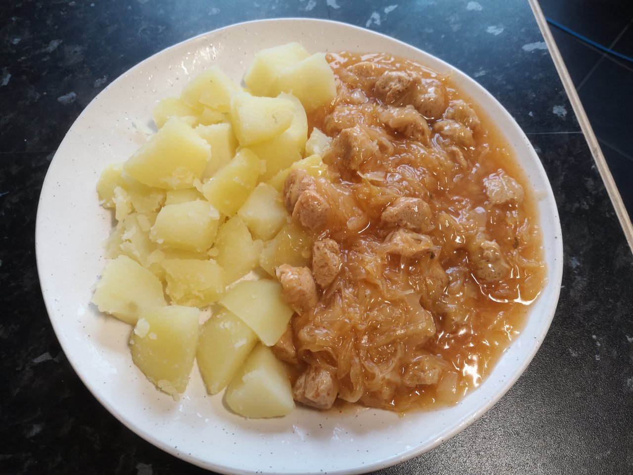 Môj prvý pokus o vegan segedín... vyšiel dobre. Nabudúce ešte doladiť detaily a môžem sa vydávať :D