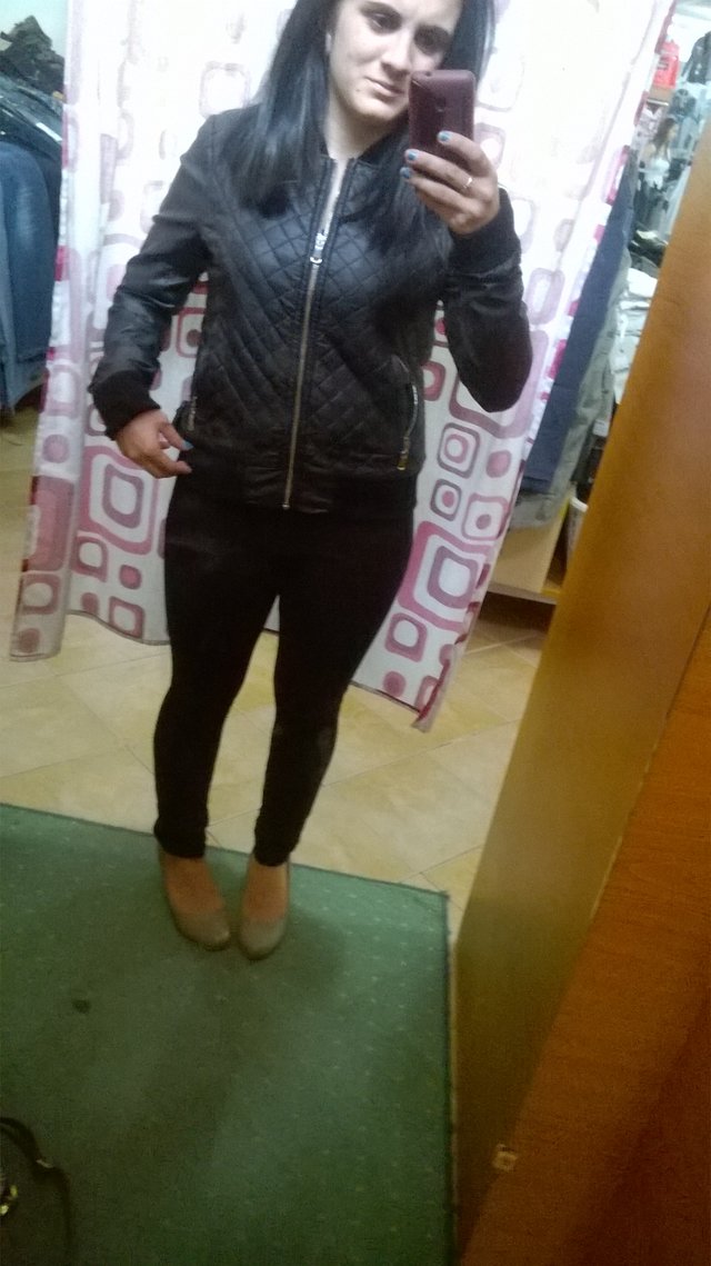 Som malička, škaredá...ale mám na sebe fajnú bundu :3 :) hihihuuu
