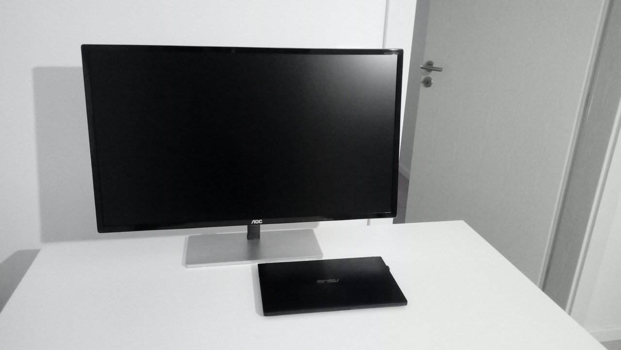 Trochu sa straca ten notebook pri monitore :D