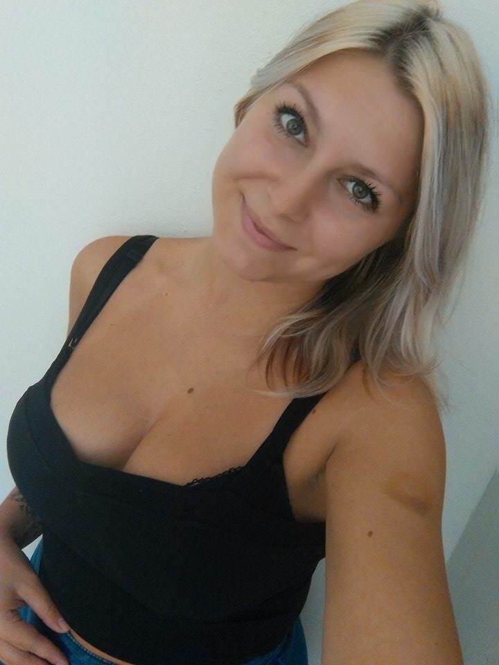 Prečo sa takto netvárim aj na fotkách z party? :D a nie niesom úplne vždy opitá :D