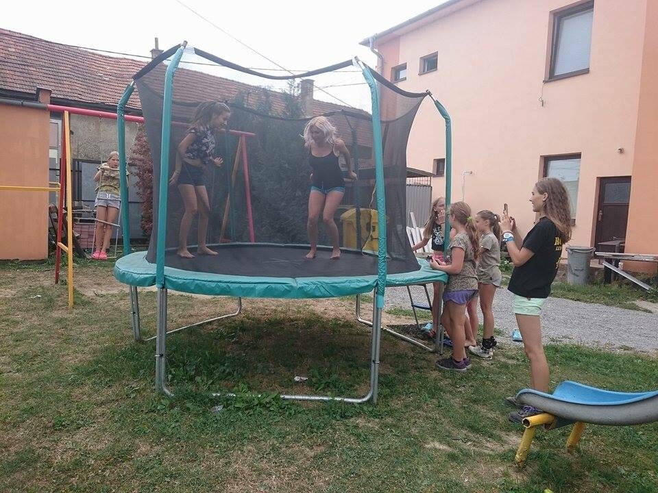 Stará koza sa musela jašiť s deťmi :D 