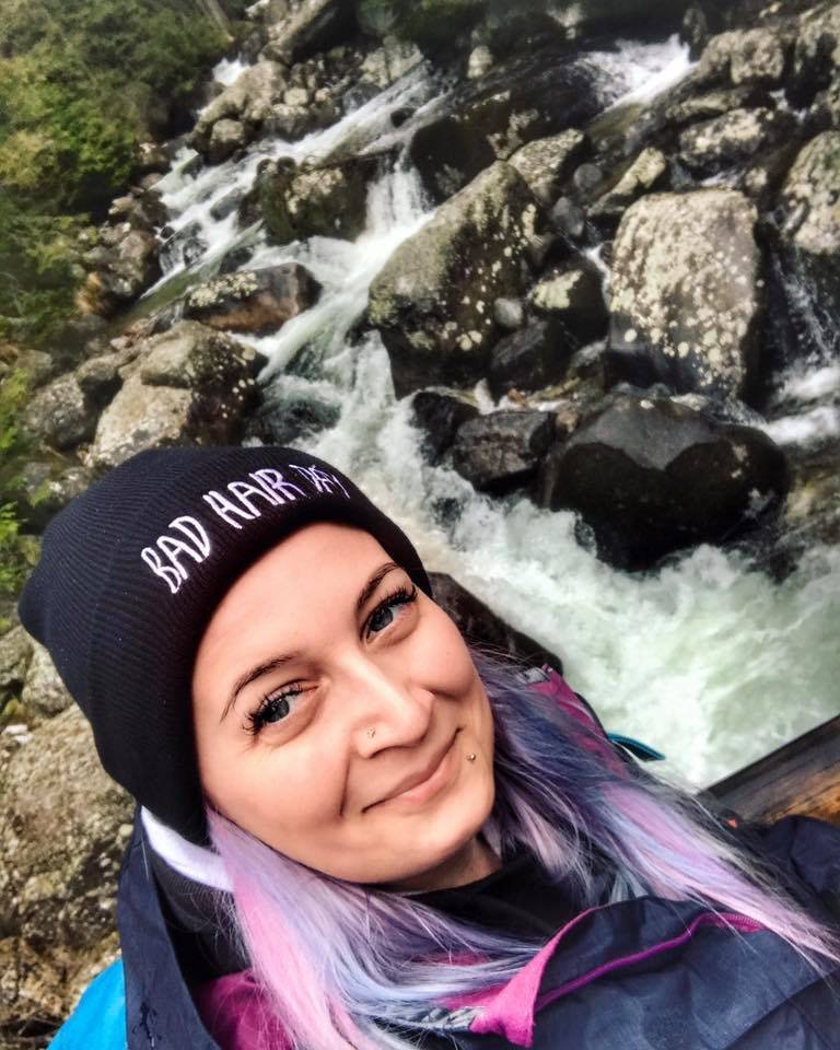 pani s farebným coľorom cestou necestou na zelenkave pleso :D 