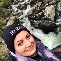 pani s farebným coľorom cestou necestou na zelenkave pleso :D 