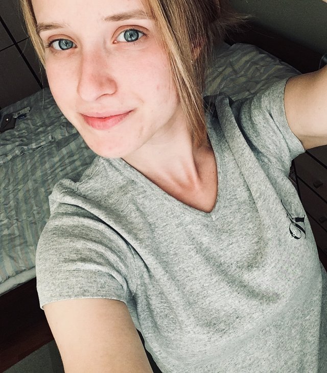 Moja dobra kolegynka ma zapalene oko a nemoze sa malovat, tak idem drzat s nou a ani ja sa nebudem tyzden :D