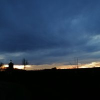 V zákrute. trosku ďalej tam je cesta do poľa(teda za tým pamätníkom) boli asi dve deti a ja som fotila západ slnka a jedno sa mi tak z diaľky pozdravilo...lebo si asi myslelo ze ich fotím ale to bolo ďaleko a už tma