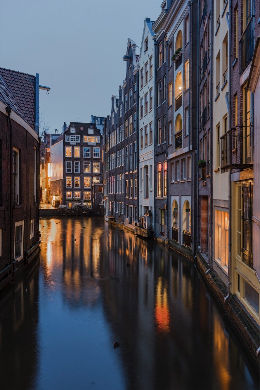 Síce to na fotke nevidieť, ale fajne pršalo, vietor fúkal až bicykle padali. Zmokli sme, zima bola. Ale tá atmosféra ktorú Amsterdam má je neskutočná. Úžasné mesto! 