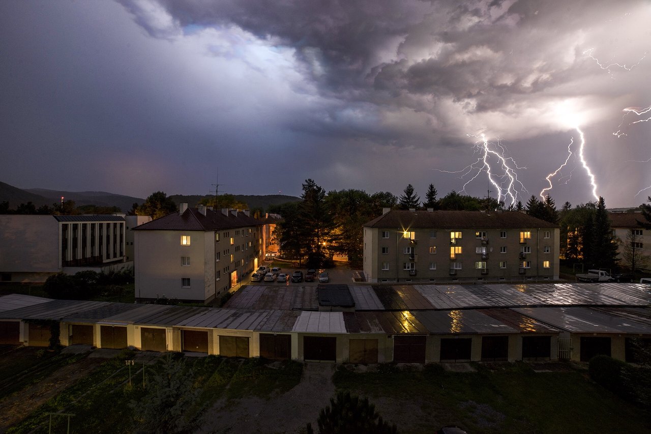 Asi Thorovi spadol stormbreaker na vedľajšiu ulicu. 