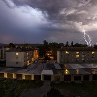 Asi Thorovi spadol stormbreaker na vedľajšiu ulicu. 