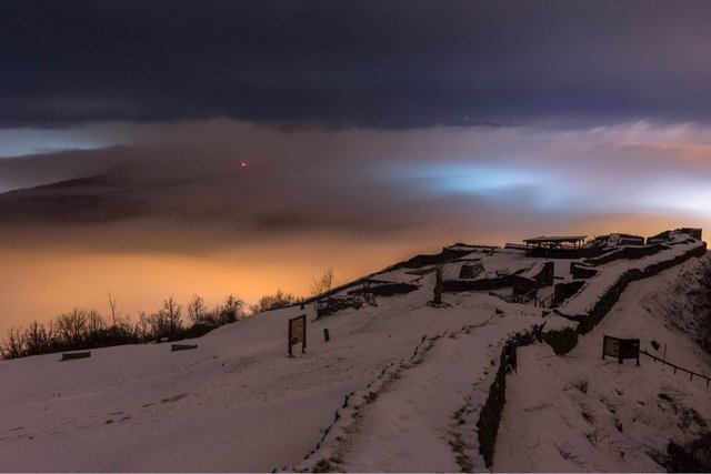 Nad morom hmly. Len ja a podomnou spiace mesto. Neskutočná atmosféra najkrajšia scéna akú som zatiaľ videl.