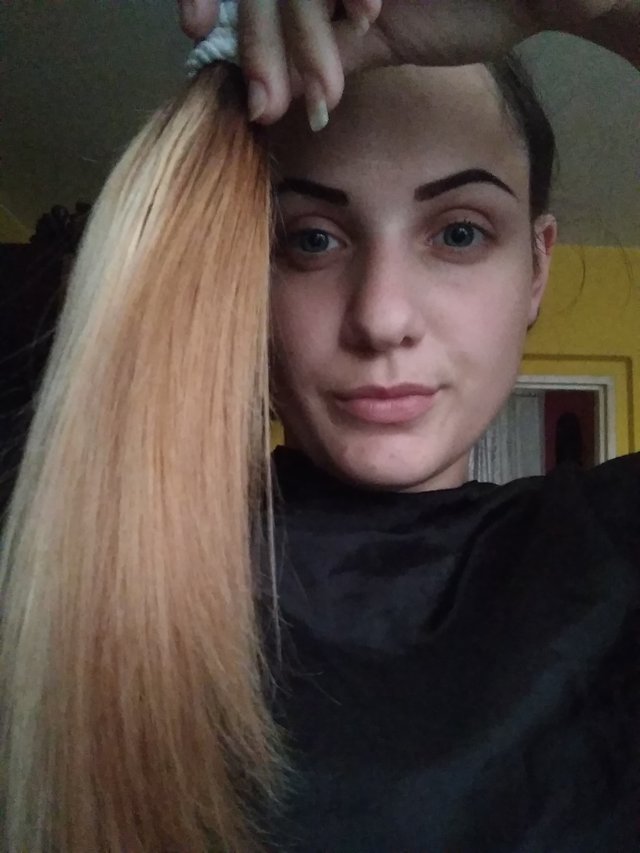 Zas experimentujem :D výsledok ukážem zajtra :P (ánko, mám čerstvé obočie a šňupák :D ale to je fukkk)..jop a to nie sú odstrihnuté vlasy :D