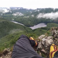 Sam v dazdi, inac sa uz neda, vsade plno ludi, cele zle