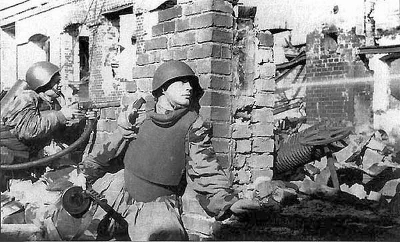 Sovietski ženisti v boji. Ľahko identifikovatelní poďla pancieru a voľnej uniformy s maskovacím vzorom.